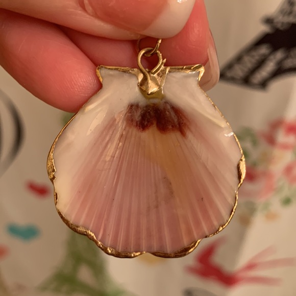 Vintage shell charm with gold border - Picture 2 of 7